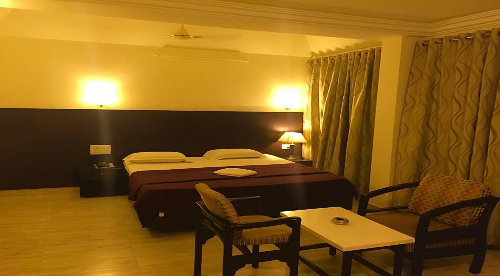 Hôtel Aditya Palace à Rājahmundry Extérieur photo